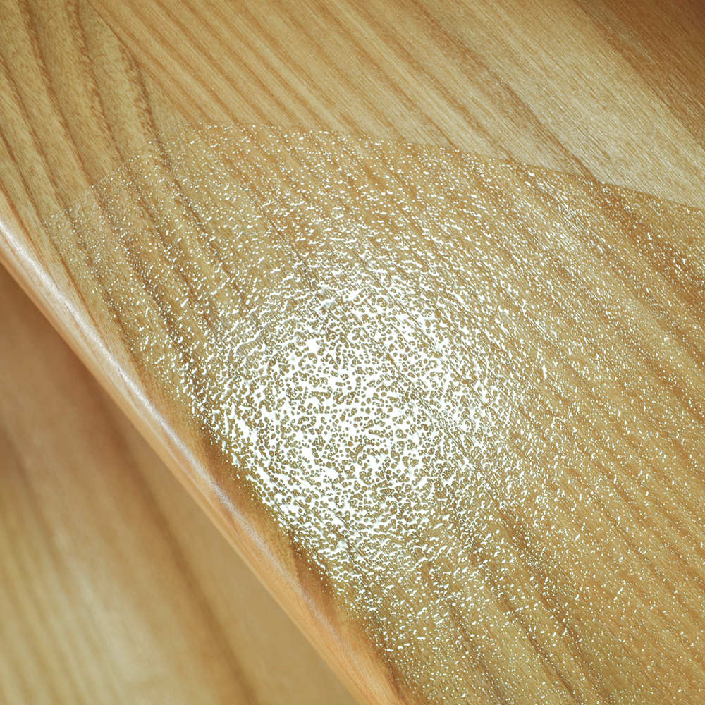 Treppe Aus Gebogenem Holz Mit Antirutschmatte Stockbild - Bild von